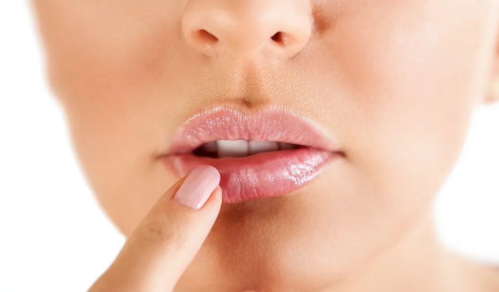 herpes labial causa