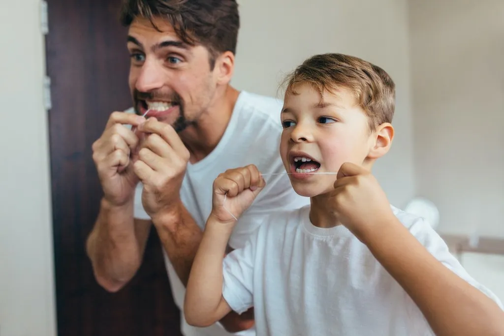 ¿Cómo usar correctamente el hilo o seda dental?
