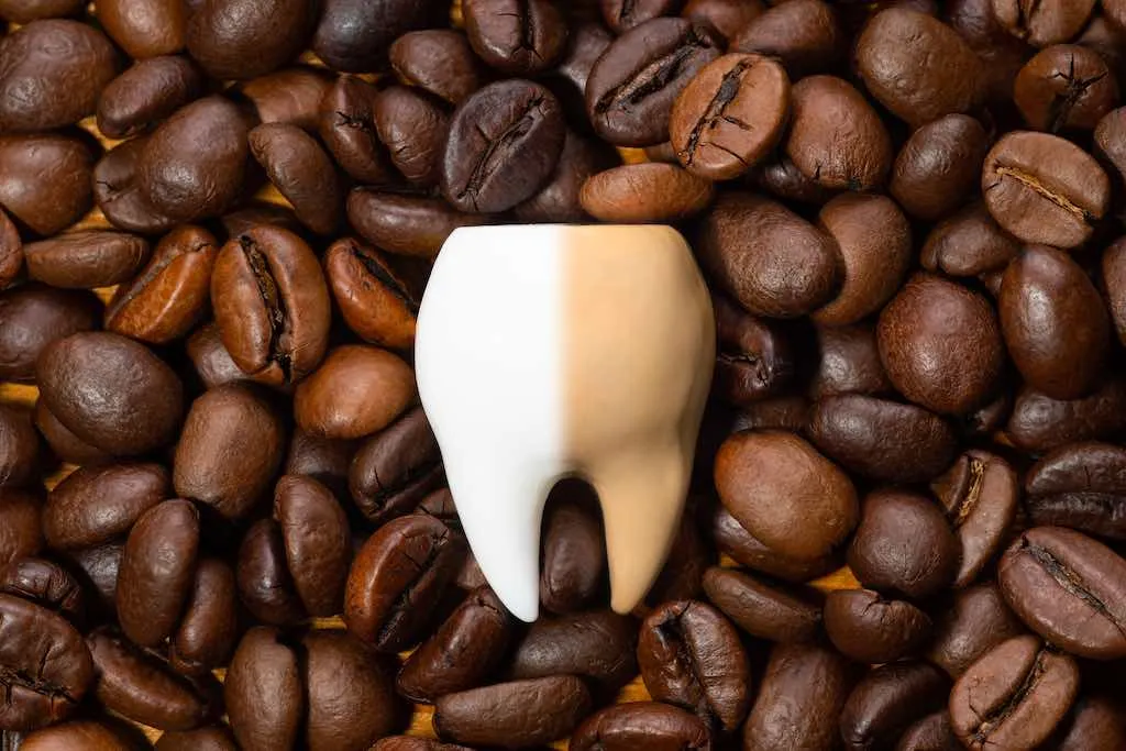 10 alimentos que manchan los dientes